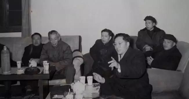 南京長(zhǎng)江大橋工程指揮部開(kāi)會(huì)（右4為梅旸春）