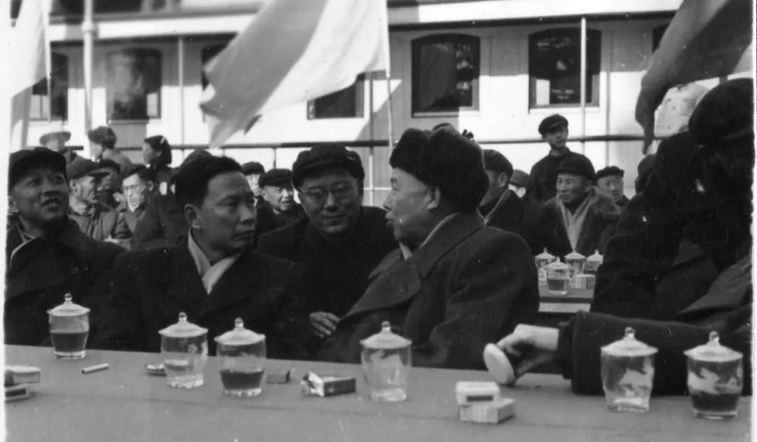 1960年1月18日，南京長(zhǎng)江大橋正式開(kāi)工。（左起惠浴宇、彭敏、彭沖）